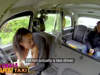 Femelle faux taxi menue noire cabbie avec minuscule rasé chatte baise passenger