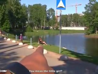 Enticing penari telanjang mendapat fucked dalam yang taman