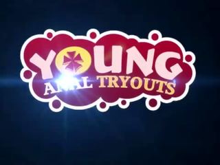 Mladý anál tryouts - hlboké fajčenie každý deň