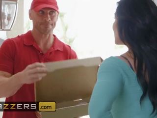 Groß meise milf kendra lust saugt ab die groß penis pizza jugendlich - brazzers