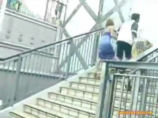 Asiática golpe trabajo sobre la escaleras