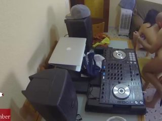 Dj qirje dhe scratching në the karrige me një i fshehur kamera spiunazh tim i madh gf