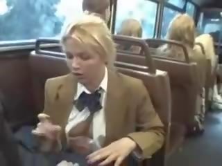 Blonda miere suge asiatic chaps peter pe the autobus