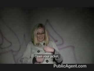 Publicagent - blond en lunettes baise grand pénis