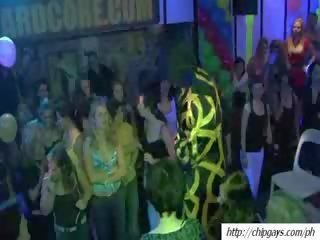 Borracha mujer bailando en disco