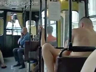 Ακραίο δημόσιο πορνό σε ένα πόλη λεωφορείο με όλα ο passenger κοιτώντας ο ζευγάρι γαμώ