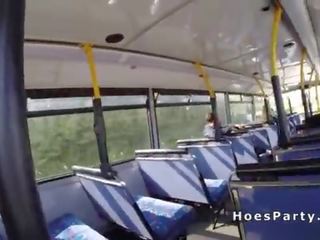 Amatöör tüdrukud jagamine manhood sisse a avalik buss