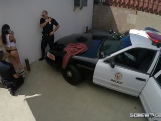 Putih cops fuck latina in publik for vandalizing dumpster