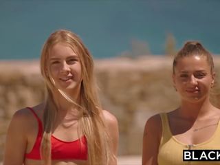 Mustade blond turist perses sisse a perse poolt mustanahaline kohalik