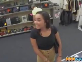 Enticing fac fille flashes son seins en publique en une pawn boutique
