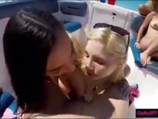 Slutty besties se bucură de barca petrecere se deschide în al naibii fantastic orgie